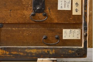 和製アンティーク　古き良き時代の趣を感じらる観音扉の帳場箪笥(戸棚、和タンス、時代箪笥、収納箪笥、引き出し)(R-062427)