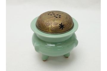青磁　彫金　真鍮製透かし火屋　袴腰　上品な花の透かしが魅力の三つ脚香炉(三つ足、仏具、箱無し)(R-062431)
