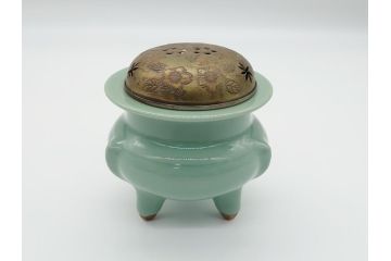 青磁　彫金　真鍮製透かし火屋　袴腰　上品な花の透かしが魅力の三つ脚香炉(三つ足、仏具、箱無し)(R-062431)