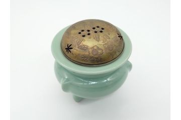 青磁　彫金　真鍮製透かし火屋　袴腰　上品な花の透かしが魅力の三つ脚香炉(三つ足、仏具、箱無し)(R-062431)