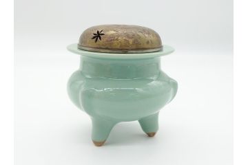 青磁　彫金　真鍮製透かし火屋　袴腰　上品な花の透かしが魅力の三つ脚香炉(三つ足、仏具、箱無し)(R-062431)