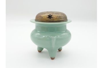 青磁　彫金　真鍮製透かし火屋　袴腰　上品な花の透かしが魅力の三つ脚香炉(三つ足、仏具、箱無し)(R-062431)