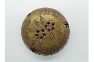 青磁　彫金　真鍮製透かし火屋　袴腰　上品な花の透かしが魅力の三つ脚香炉(三つ足、仏具、箱無し)(R-062431)