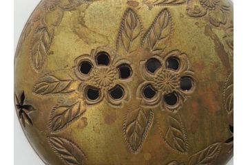 青磁　彫金　真鍮製透かし火屋　袴腰　上品な花の透かしが魅力の三つ脚香炉(三つ足、仏具、箱無し)(R-062431)