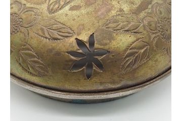 青磁　彫金　真鍮製透かし火屋　袴腰　上品な花の透かしが魅力の三つ脚香炉(三つ足、仏具、箱無し)(R-062431)