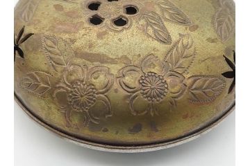 青磁　彫金　真鍮製透かし火屋　袴腰　上品な花の透かしが魅力の三つ脚香炉(三つ足、仏具、箱無し)(R-062431)