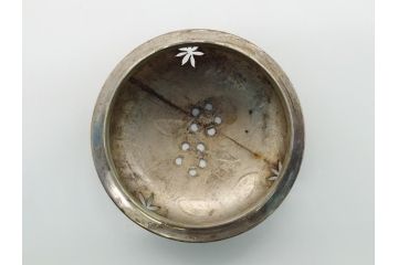 青磁　彫金　真鍮製透かし火屋　袴腰　上品な花の透かしが魅力の三つ脚香炉(三つ足、仏具、箱無し)(R-062431)