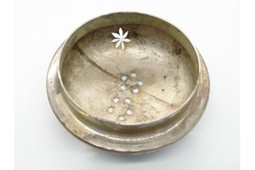 青磁　彫金　真鍮製透かし火屋　袴腰　上品な花の透かしが魅力の三つ脚香炉(三つ足、仏具、箱無し)(R-062431)