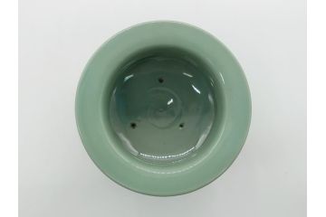 青磁　彫金　真鍮製透かし火屋　袴腰　上品な花の透かしが魅力の三つ脚香炉(三つ足、仏具、箱無し)(R-062431)
