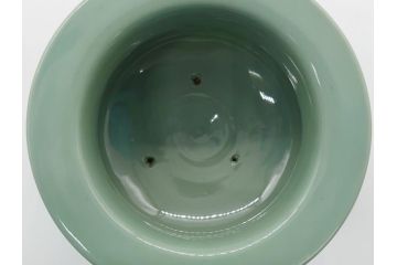 青磁　彫金　真鍮製透かし火屋　袴腰　上品な花の透かしが魅力の三つ脚香炉(三つ足、仏具、箱無し)(R-062431)