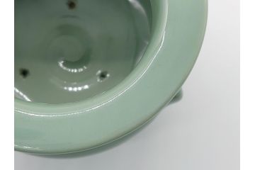 青磁　彫金　真鍮製透かし火屋　袴腰　上品な花の透かしが魅力の三つ脚香炉(三つ足、仏具、箱無し)(R-062431)