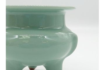 青磁　彫金　真鍮製透かし火屋　袴腰　上品な花の透かしが魅力の三つ脚香炉(三つ足、仏具、箱無し)(R-062431)