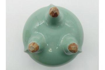 青磁　彫金　真鍮製透かし火屋　袴腰　上品な花の透かしが魅力の三つ脚香炉(三つ足、仏具、箱無し)(R-062431)