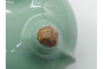 青磁　彫金　真鍮製透かし火屋　袴腰　上品な花の透かしが魅力の三つ脚香炉(三つ足、仏具、箱無し)(R-062431)