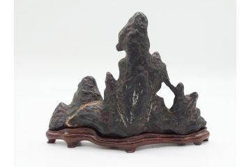 時代物　唐木台座付き　造形美に目を奪われる水石(盆石、鑑賞石、置物、置き物、ディスプレイ、箱付き)(R-062433)