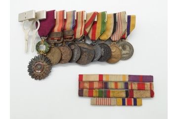 旧日本軍　9勲章(11連吊りホルダー付き)&11連略綬セット(従軍記章、連結金具、太陽勲章/大禮(大礼)記念章/功労章/紀元二千六百年祝典記念章/蒙古総合自治政府肇建功労章など)(R-062453)