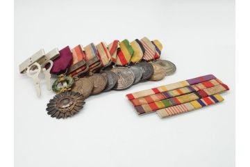 旧日本軍　9勲章(11連吊りホルダー付き)&11連略綬セット(従軍記章、連結金具、太陽勲章/大禮(大礼)記念章/功労章/紀元二千六百年祝典記念章/蒙古総合自治政府肇建功労章など)(R-062453)