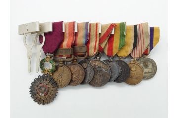 旧日本軍　9勲章(11連吊りホルダー付き)&11連略綬セット(従軍記章、連結金具、太陽勲章/大禮(大礼)記念章/功労章/紀元二千六百年祝典記念章/蒙古総合自治政府肇建功労章など)(R-062453)