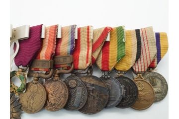 旧日本軍　9勲章(11連吊りホルダー付き)&11連略綬セット(従軍記章、連結金具、太陽勲章/大禮(大礼)記念章/功労章/紀元二千六百年祝典記念章/蒙古総合自治政府肇建功労章など)(R-062453)