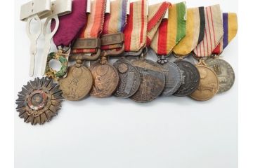 旧日本軍　9勲章(11連吊りホルダー付き)&11連略綬セット(従軍記章、連結金具、太陽勲章/大禮(大礼)記念章/功労章/紀元二千六百年祝典記念章/蒙古総合自治政府肇建功労章など)(R-062453)