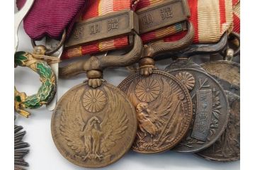 旧日本軍　9勲章(11連吊りホルダー付き)&11連略綬セット(従軍記章、連結金具、太陽勲章/大禮(大礼)記念章/功労章/紀元二千六百年祝典記念章/蒙古総合自治政府肇建功労章など)(R-062453)