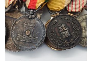 旧日本軍　9勲章(11連吊りホルダー付き)&11連略綬セット(従軍記章、連結金具、太陽勲章/大禮(大礼)記念章/功労章/紀元二千六百年祝典記念章/蒙古総合自治政府肇建功労章など)(R-062453)