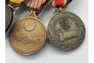 旧日本軍　9勲章(11連吊りホルダー付き)&11連略綬セット(従軍記章、連結金具、太陽勲章/大禮(大礼)記念章/功労章/紀元二千六百年祝典記念章/蒙古総合自治政府肇建功労章など)(R-062453)