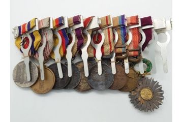 旧日本軍　9勲章(11連吊りホルダー付き)&11連略綬セット(従軍記章、連結金具、太陽勲章/大禮(大礼)記念章/功労章/紀元二千六百年祝典記念章/蒙古総合自治政府肇建功労章など)(R-062453)