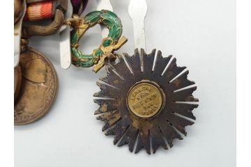 旧日本軍　9勲章(11連吊りホルダー付き)&11連略綬セット(従軍記章、連結金具、太陽勲章/大禮(大礼)記念章/功労章/紀元二千六百年祝典記念章/蒙古総合自治政府肇建功労章など)(R-062453)