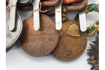 旧日本軍　9勲章(11連吊りホルダー付き)&11連略綬セット(従軍記章、連結金具、太陽勲章/大禮(大礼)記念章/功労章/紀元二千六百年祝典記念章/蒙古総合自治政府肇建功労章など)(R-062453)