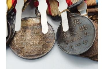 旧日本軍　9勲章(11連吊りホルダー付き)&11連略綬セット(従軍記章、連結金具、太陽勲章/大禮(大礼)記念章/功労章/紀元二千六百年祝典記念章/蒙古総合自治政府肇建功労章など)(R-062453)