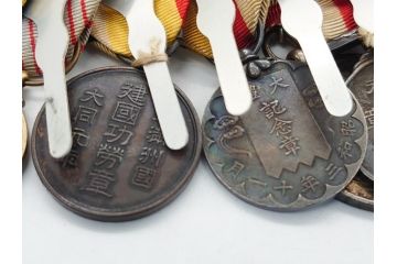 旧日本軍　9勲章(11連吊りホルダー付き)&11連略綬セット(従軍記章、連結金具、太陽勲章/大禮(大礼)記念章/功労章/紀元二千六百年祝典記念章/蒙古総合自治政府肇建功労章など)(R-062453)