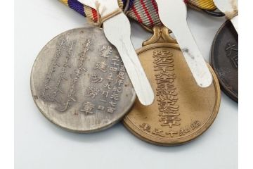 旧日本軍　9勲章(11連吊りホルダー付き)&11連略綬セット(従軍記章、連結金具、太陽勲章/大禮(大礼)記念章/功労章/紀元二千六百年祝典記念章/蒙古総合自治政府肇建功労章など)(R-062453)