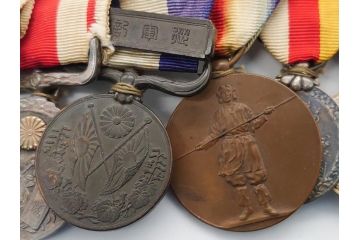 旧日本軍　陸軍中将肩章　従軍記章　8勲章&略綬4点(8連吊りホルダー付き、連結金具、大禮(大礼)記念章/紀元二千六百年祝典記念章/帝都復興記念章など)(R-062454)
