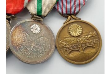 旧日本軍　陸軍中将肩章　従軍記章　8勲章&略綬4点(8連吊りホルダー付き、連結金具、大禮(大礼)記念章/紀元二千六百年祝典記念章/帝都復興記念章など)(R-062454)