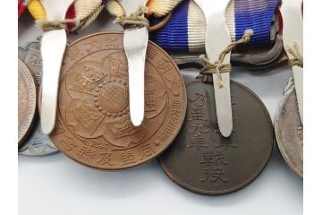 旧日本軍　陸軍中将肩章　従軍記章　8勲章&略綬4点(8連吊りホルダー付き、連結金具、大禮(大礼)記念章/紀元二千六百年祝典記念章/帝都復興記念章など)(R-062454)