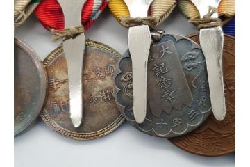 旧日本軍　陸軍中将肩章　従軍記章　8勲章&略綬4点(8連吊りホルダー付き、連結金具、大禮(大礼)記念章/紀元二千六百年祝典記念章/帝都復興記念章など)(R-062454)