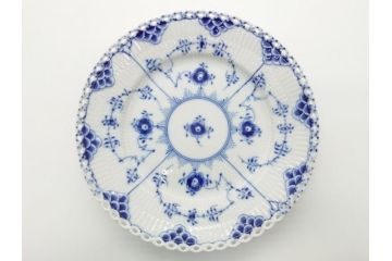 デンマーク　ROYAL COPENHAGEN(ロイヤルコペンハーゲン) ブルーフルーテッド　フルレース　約17cm　洗練された美しさを放つ皿2客セット(プレート、洋食器)(定価約66000円)(R-062455)
