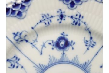 デンマーク　ROYAL COPENHAGEN(ロイヤルコペンハーゲン) ブルーフルーテッド　フルレース　約17cm　洗練された美しさを放つ皿2客セット(プレート、洋食器)(定価約66000円)(R-062455)