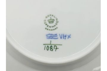 デンマーク　ROYAL COPENHAGEN(ロイヤルコペンハーゲン) ブルーフルーテッド　フルレース　約17cm　洗練された美しさを放つ皿2客セット(プレート、洋食器)(定価約66000円)(R-062455)
