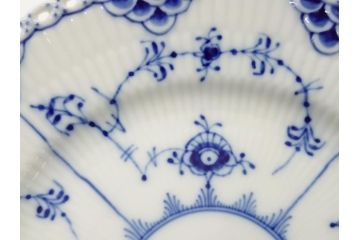 デンマーク　ROYAL COPENHAGEN(ロイヤルコペンハーゲン) ブルーフルーテッド　フルレース　約17cm　洗練された美しさを放つ皿2客セット(プレート、洋食器)(定価約66000円)(R-062456)