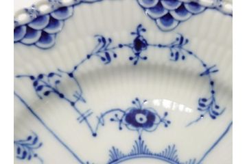 デンマーク　ROYAL COPENHAGEN(ロイヤルコペンハーゲン) ブルーフルーテッド　フルレース　約17cm　洗練された美しさを放つ皿2客セット(プレート、洋食器)(定価約66000円)(R-062456)