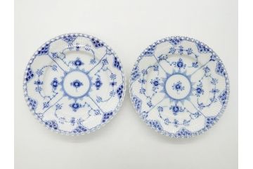 デンマーク　ROYAL COPENHAGEN(ロイヤルコペンハーゲン) ブルーフルーテッド　フルレース　約17cm　洗練された美しさを放つ皿2客セット(プレート、洋食器)(定価約66000円)(R-062459)