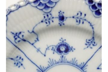 デンマーク　ROYAL COPENHAGEN(ロイヤルコペンハーゲン) ブルーフルーテッド　フルレース　約17cm　洗練された美しさを放つ皿2客セット(プレート、洋食器)(定価約66000円)(R-062459)