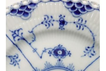 デンマーク　ROYAL COPENHAGEN(ロイヤルコペンハーゲン) ブルーフルーテッド　フルレース　約17cm　洗練された美しさを放つ皿2客セット(プレート、洋食器)(定価約66000円)(R-062459)
