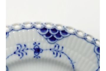 デンマーク　ROYAL COPENHAGEN(ロイヤルコペンハーゲン) ブルーフルーテッド　フルレース　約17cm　洗練された美しさを放つ皿2客セット(プレート、洋食器)(定価約66000円)(R-062459)