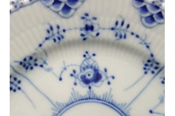 デンマーク　ROYAL COPENHAGEN(ロイヤルコペンハーゲン) ブルーフルーテッド　フルレース　約17cm　洗練された美しさを放つ皿2客セット(プレート、洋食器)(定価約66000円)(R-062460)