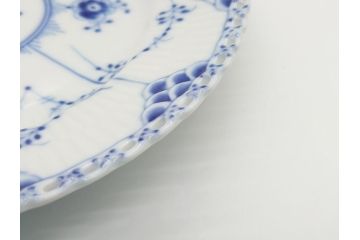 デンマーク　ROYAL COPENHAGEN(ロイヤルコペンハーゲン) ブルーフルーテッド　フルレース　約17cm　洗練された美しさを放つ皿2客セット(プレート、洋食器)(定価約66000円)(R-062460)