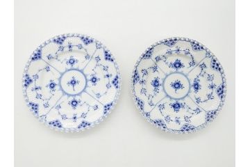 デンマーク　ROYAL COPENHAGEN(ロイヤルコペンハーゲン) ブルーフルーテッド　フルレース　約17cm　洗練された美しさを放つ皿2客セット(プレート、洋食器)(定価約66000円)(R-062461)
