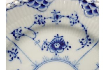 デンマーク　ROYAL COPENHAGEN(ロイヤルコペンハーゲン) ブルーフルーテッド　フルレース　約17cm　洗練された美しさを放つ皿2客セット(プレート、洋食器)(定価約66000円)(R-062461)
